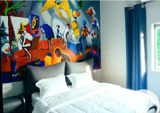 康定对于酒店的墙体彩绘而言更注重哪些方面？